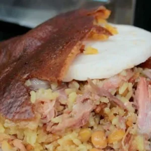 plato lechona con arepa comoasicolombiancoffee